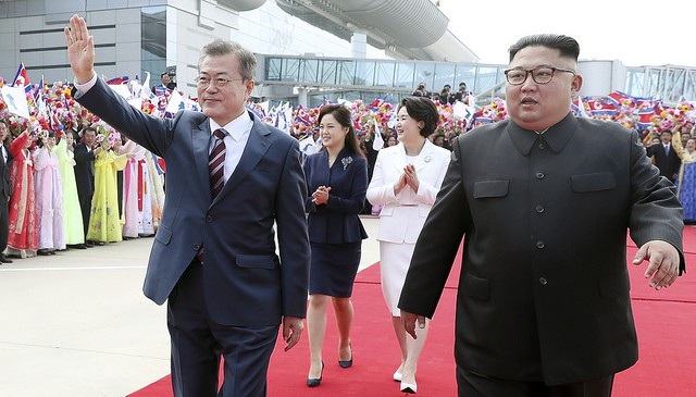 Ngoài ra, trong cuộc gặp với ông Moon ngày hôm nay, ông Kim cũng ghi nhận đóng góp của Tổng thống Hàn Quốc: “Chính ông Moon là người đã giúp đỡ cho hội nghị thượng đỉnh lịch sử Mỹ-Triều”. Nhà lãnh đạo Triều Tiên cho rằng nhờ sự kiện diễn ra vào hồi tháng 6 tại Singapore, khu vực đã ổn định hơn và những kết quả tích cực hơn sẽ sớm xuất hiện. “Tôi một lần nữa muốn bày tỏ lòng biết ơn tới những nỗ lực của Tổng thống Moon”, ông Kim nói.