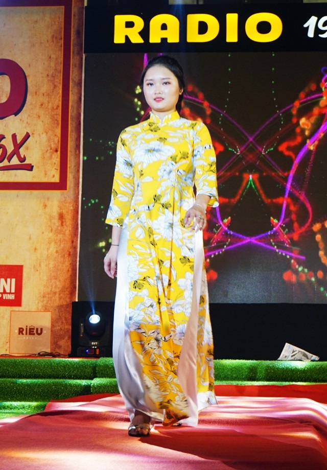 Nữ sinh thành Vinh duyên dáng trình diễn áo dài xưa - 6 Bất kỳ người phụ nữ nào khoác lên mình bộ áo dài đều trở nên xinh đẹp hơn, bất kể họ không có một thân hình lý tưởng với số đo 3 vòng chuẩn hay chiều cao vượt trội...