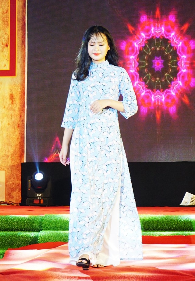 Nữ sinh thành Vinh duyên dáng trình diễn áo dài xưa - 5 Nét duyên dáng, dịu dàng của nữ sinh Trường quốc học Vinh trong bộ áo dài tân thời với thiết kế tay lỡ, phần chiết eo không quá bó sát.