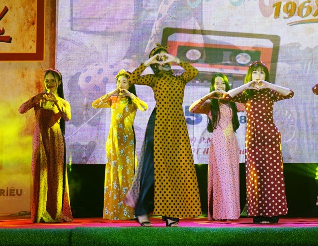 Nữ sinh thành Vinh duyên dáng trình diễn áo dài xưa - 1 Những nữ sinh Trường THPT Huỳnh Thúc Kháng (còn được biết đến với cái tên Trường Quốc học Vinh - ngôi trường có bề dày gần 100 năm) xuất hiện trong tà áo dài nhưng không kém phần năng động, trẻ trung ở đầu chương trình.