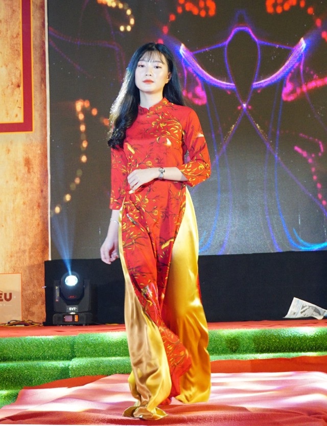 Nữ sinh thành Vinh duyên dáng trình diễn áo dài xưa - 2 Trình diễn áo dài là một điểm nhấn đặc biệt trong chương trình Radio 196x do học sinh Trường THPT Huỳnh Thúc Kháng tổ chức để mừng năm học mới, chào đón các em lớp 10 nhập trường.