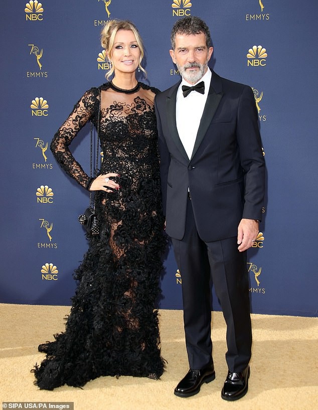 Antonio Banderas đẹp đôi bên bạn gái kém 21 tuổi - 1
Antonio Banderas, 58 tuổi và bạn gái Nicole Kimpel, 37 tuổi đẹp đôi dự lễ trao giải Emmy diễn ra ở Mỹ ngày 18/9 vừa qua