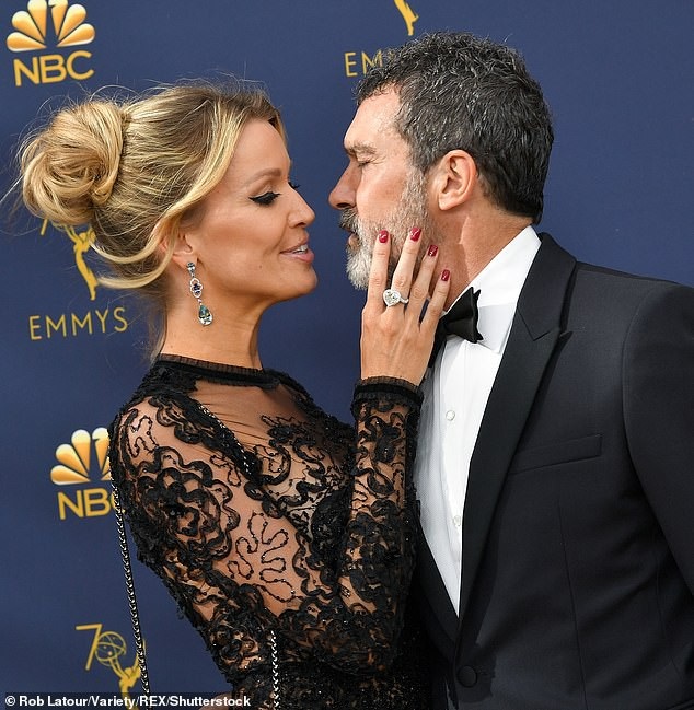 Antonio Banderas đẹp đôi bên bạn gái kém 21 tuổi - 2
Cặp đôi đã hẹn hò 4 năm trao nhau nhiều cử chỉ tình tứ trên thảm đỏ