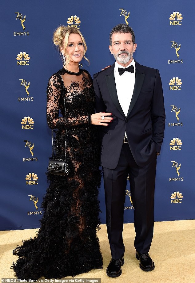 Antonio Banderas đẹp đôi bên bạn gái kém 21 tuổi - 3
Ngôi sao phim Mặt nạ Zorro đẹp đôi bên bạn gái kém 21 tuổi Nicole Kimpel