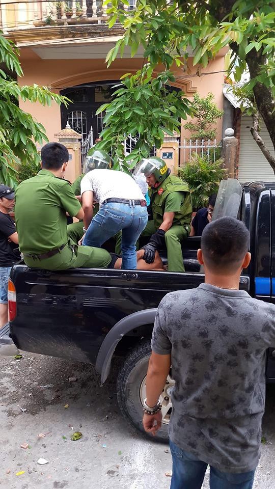 Khống chế đối tượng nghi ngáo đá đập phá đồ đạc, đe dọa nhiều người trong nhà - 1 Lực lượng Cảnh sát 113 khống chế, bắt giữ đối tượng nghi ngáo đá quậy phá, đe dọa nhiều người trong nhà