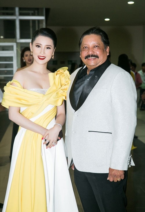 “Chỉ một thời gian nữa, vẻ đẹp của Tân Hoa hậu sẽ càng mặn mà” - 1 Á hậu Thái Như Ngọc đến dự đêm chung kết Hoa hậu Việt Nam cùng đạo diễn kiêm diễn viên, nhà sản xuất phim Ramani Raja.