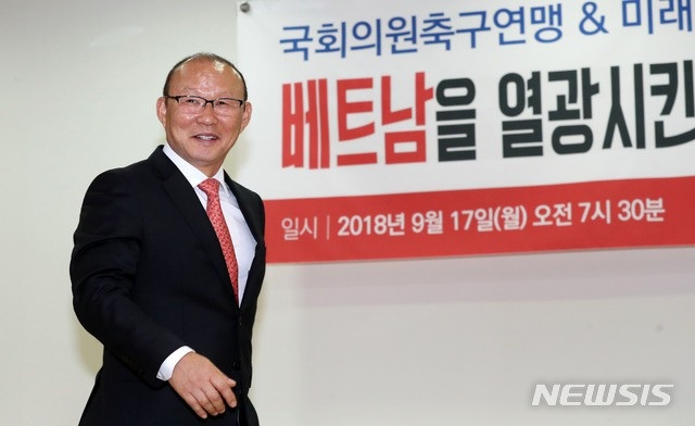 HLV Park Hang Seo: “Ở Việt Nam, nhiều tài xế taxi không nhận tiền của tôi” - 1
HLV Park Hang Seo chia sẻ với báo Hàn Quốc rất nhiều về cuộc sống ở Việt Nam