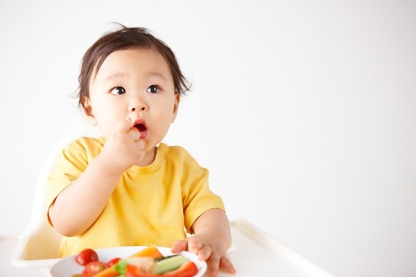Bụng khoẻ bé sẽ ăn ngon và tăng cân như mẹ mong muốn! - 1 Chính vì thế, các bậc cha mẹ thường nói, bụng khỏe bé ăn ngon để chỉ sự cân bằng hệ vi sinh đường ruột của trẻ. Lúc này, hệ tiêu hóa nói chung và đường ruột của bé sẽ hoạt động “trơn tru”, thải trừ chất độc hại và hấp thu chất dinh dưỡng tốt hơn, bé sẽ hứng thú với thức ăn hơn khi bụng khoẻ.