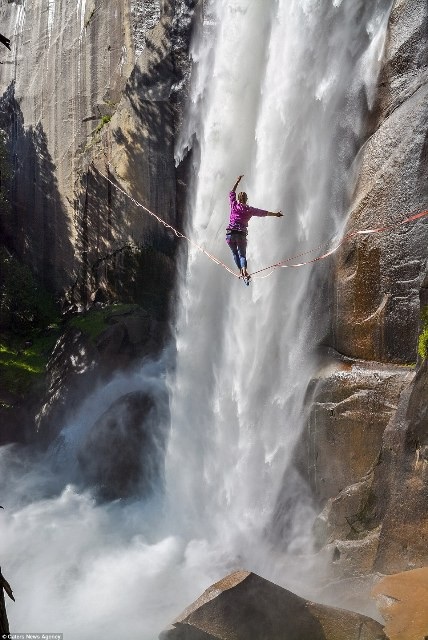 Hết hồn nhìn nghệ sĩ yoga biểu diễn trên dây vắt ngang thác nước - 2 Hết hồn nhìn nghệ sĩ yoga biểu diễn trên dây vắt ngang thác nước - 2