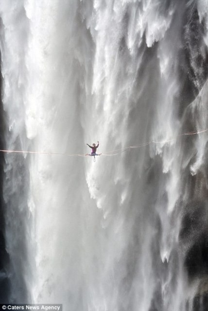 Hết hồn nhìn nghệ sĩ yoga biểu diễn trên dây vắt ngang thác nước - 4 Hết hồn nhìn nghệ sĩ yoga biểu diễn trên dây vắt ngang thác nước - 4