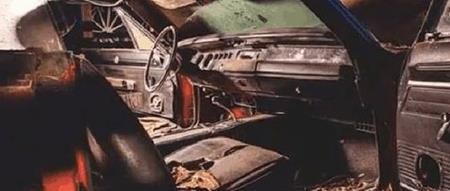 Bất ngờ phát tài khi đang dọn dẹp di vật của người ông quá cố - 2 Bề ngoài xe chỉ bị tróc sơn, nhưng nội thất bên trong lại bị rỉ sét nghiêm trọng