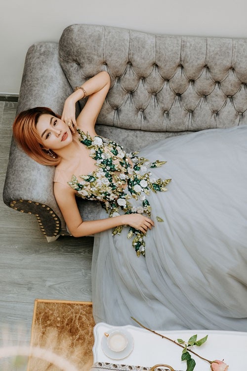 Siêu mẫu Vũ Thu Phương tiết lộ được con riêng của chồng yêu thương - 5 “Tôi may mắn khi được hai con riêng của chồng yêu thương và phụ giúp người đẹp chăm sóc hai em. Với tôi, gia đình là quan trọng nhất và cũng là động lực để tôi làm việc chăm chỉ”, Vũ Thu Phương nói.