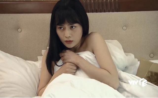 “Quỳnh búp bê” tiết lộ từng bị đại gia trắng trợn “ngã giá” nghìn đô - 2 Phương Oanh làm tròn tạo hình của một cô gái ngây thơ bị đưa đẩy vào cuộc đời của cô gái làng chơi.