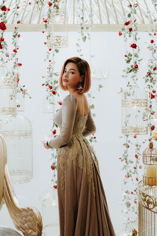 Siêu mẫu Vũ Thu Phương tiết lộ được con riêng của chồng yêu thương - 6 Vũ Thu Phương cũng chia sẻ gia đình là điểm tựa vững chắc là niềm cảm hứng để cô phát triển thương hiệu thời trang của mình. Sau một thời gian nỗ lực, người đẹp chuẩn bị ra mắt showroom “khủng” được thiết kế lấy ý tưởng từ lồng chim. “Tổ Phượng Hoàng của Phương không phải là cái lồng để nhốt mà là cánh cửa để bước sang một chiều không gian khác, không gian của chim muông hoa lá nhẹ nhàng, thư thái. Đó còn là không gian sáng tạo, sang trọng đẳng cấp của thời trang”, cựu người mẫu bộc bạch.