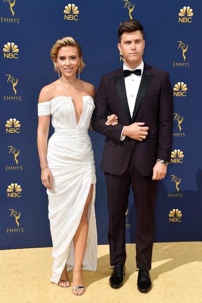 Ba người đẹp diện váy trắng kiêu sa - 1
Scarlett Johansson sánh đôi bạn trai Colin Jost dự lễ trao giải Emmy diễn ra tại Los Angeles, California, Mỹ ngày 17/9