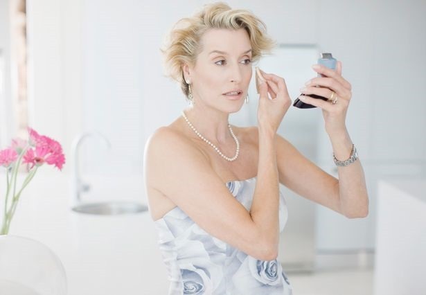 Đồ trang điểm chứa hóa chất ảnh hưởng đến nồng độ hormone ở phụ nữ - 2
Trang điểm là điều không thể thiếu với phụ nữ.