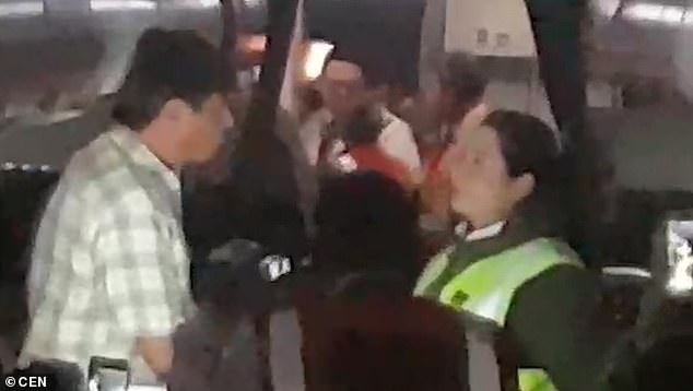 Du khách đòi tiếp viên cho máy bay hạ cánh vì “quá nóng” - 1 Vị khách nam đòi tiếp viên cho máy bay quay lại đường băng vì thấy nóng bức