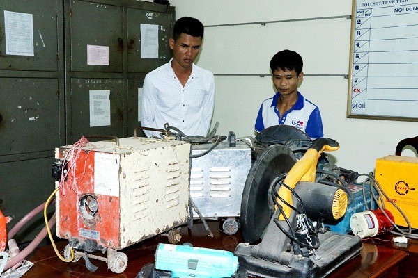 Hai đối tượng cùng một số tang vật tại cơ quan điều tra.