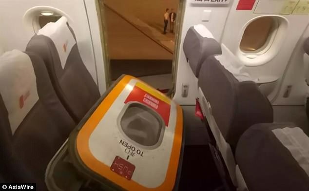 Du khách đòi tiếp viên cho máy bay hạ cánh vì “quá nóng” - 2 Du khách Trung Quốc tự ý mở cửa thoát hiểm khi máy bay vừa hạ cánh vì thấy ngột ngạt