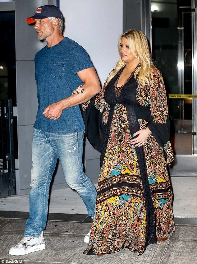 
Jessica Simpson lộ diện sau khi báo tin mang thai lần ba
