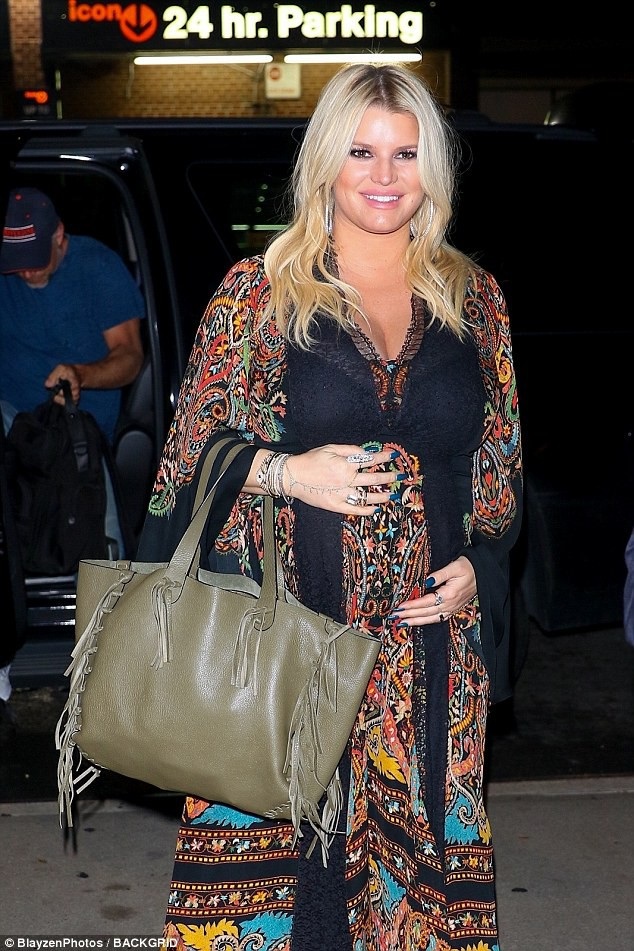 
Cựu ca sỹ 38 tuổi và chồng Eric Johnson bị bắt gặp tại sân bay ở New York
