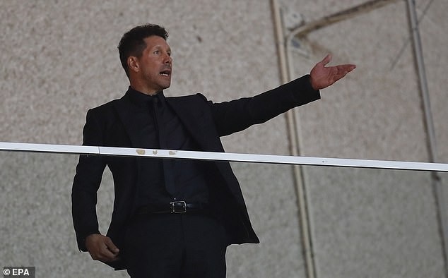 Diego Costa tỏa sáng, Atletico ngược dòng đánh bại Monaco - 12
HLV Diego Simeone mãn nguyện khi đội nhà chiến thắng, ông vẫn đang bị cấm chỉ đạo từ mùa giải trước