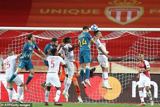 Diego Costa tỏa sáng, Atletico ngược dòng đánh bại Monaco - 6
Tình huống đánh đầu ghi bàn của trung vệ người Uruguay