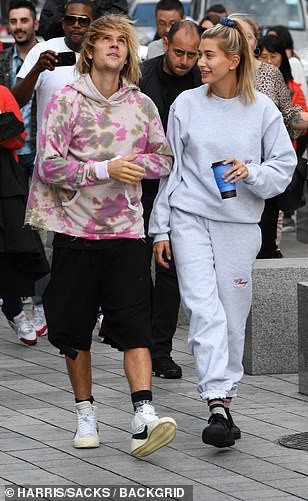 Justin Bieber hát tặng Hailey Baldwin trên phố - 5
Fans hồ hởi chụp hình Justin Bieber và Hailey Baldwin khi cặp đôi này đi dạo, ngắm cảnh