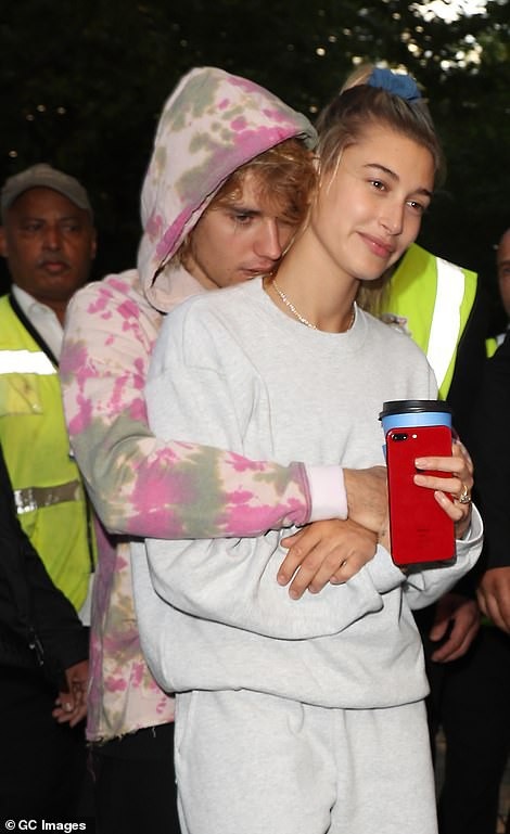 Justin Bieber hát tặng Hailey Baldwin trên phố - 9
Justin Bieber và Hailey Baldwin được cho là sẽ tổ chức tiệc chiêu đãi bạn bè vào cuối tuần này tại Canada.