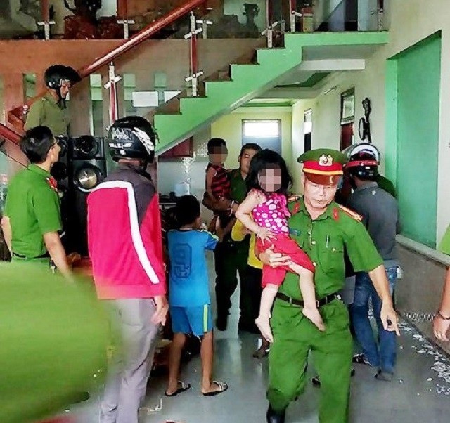 Vụ bố đòi tự thiêu cùng 3 con nhỏ: Do cuồng ghen - 2 Lực lượng công an giải cứu 3 cháu nhỏ