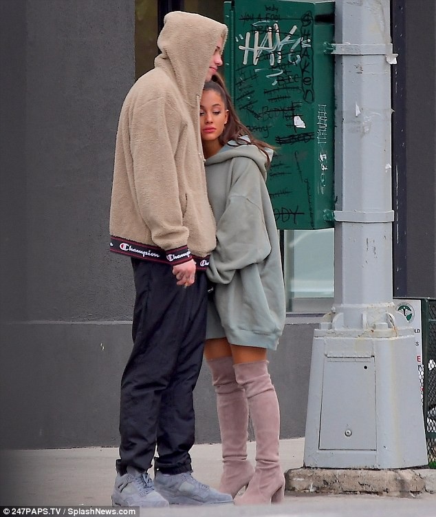 
Ariana Grande và Pete Davidson lọt vào ống kính của truyền thông khi nắm tay nhau trên đường phố New York, ngày 18/9. Đây là lần đầu tiên cặp đôi xuất hiện cùng nhau ở nơi công cộng, gần 1 tuần sau khi rapper Mac Miller, người yêu cũ của Ariana đột tử vì sốc thuốc.
