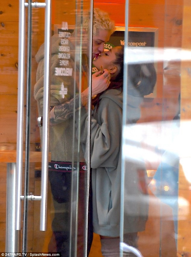 
Cặp tình nhân trẻ khóa môi tình tứ.
