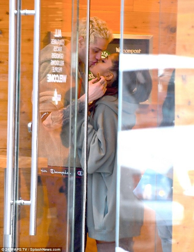 
Một người bạn của Ariana cho hay: “Trong vài năm tới, Ariana có lẽ sẽ phải nghỉ ngơi vì cô ấy cần thêm thời gian để hàn gắn trái tim. Cô ấy hiện tại đang ở nhà với bạn bè, người thân và tận dụng thời gian để ở bên những người thân thiết cũng như tập trung làm ra các sản phẩm âm nhạc mới. Cô ấy cảm ơn fan vì đã thấu hiểu và cảm thông cho cô ấy”.
