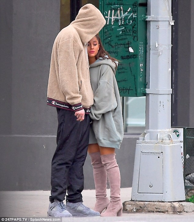 
Thỉnh thoảng, nữ ca sĩ 25 tuổi lại rơi nước mắt và khá tâm trạng.
