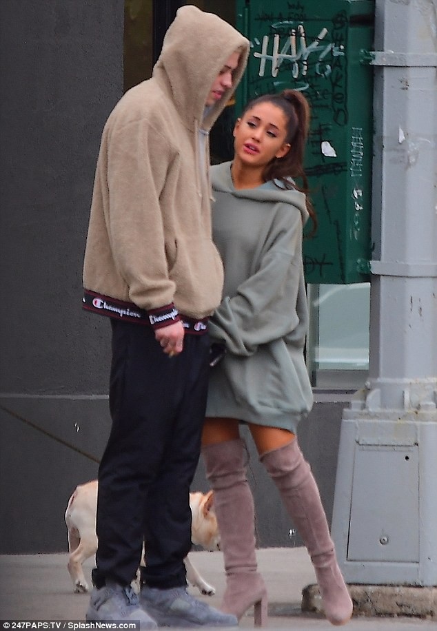 
Một tháng sau khi chia tay Mac, Ariana công khai mối quan hệ với Pete và nhận lời cầu hôn của anh.
