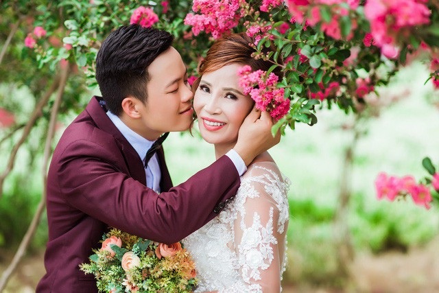 Khung cảnh đám cưới lãng mạn của cặp đôi vợ 61, chồng 26 tuổi ở Cao Bằng - 10 Trước đó chuyện tình của chị Sao và anh Cương từng dậy sóng dư luận. Thời điểm đăng ký kết hôn, chú rể mới 26 tuổi còn cô dâu đã bước sang tuổi 61. Trước khi quyết định về chung một nhà, cả hai đã có thời gian nửa năm tìm hiểu và yêu nhau. Ngay sau khi đăng tải trên mạng xã hội, chuyện tình đặc biệt này lập tức gây “sốt” và nhận về nhiều bình luận trái chiều.