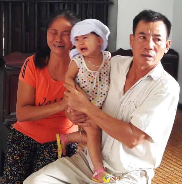 Xót thương cháu bé mất cả mẹ và anh trai trong chuyến du lịch Đà Nẵng - 1 Bé Bảo Châu còn quá nhỏ để hiểu thấu nỗi đau này.