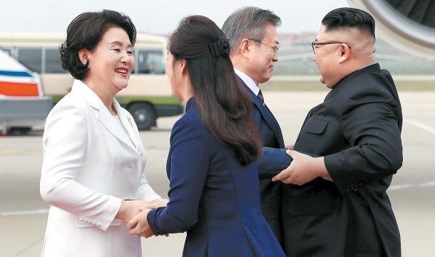 Vào sáng 18/9, bà Kim Jung-sook đã đi cùng nhà lãnh đạo Kim Jong-un tới sân bay đón bà Kim Jung-sook. Bà Ri tiến tới siết chặt tay bà Kim, cúi đầu chào hỏi như một nghi thức thể hiện sự tôn trọng lẫn nhau giữa hai đệ nhất phu nhân.