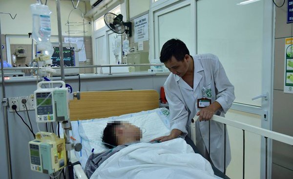 Vì sao sử dụng ma túy thế hệ mới dễ chết? - 1 Một nam bệnh nhân dương tính với ma túy tại lễ hội âm nhạc đang điều trị tại BV Bạch Mai. Ảnh: Phạm Hùng
