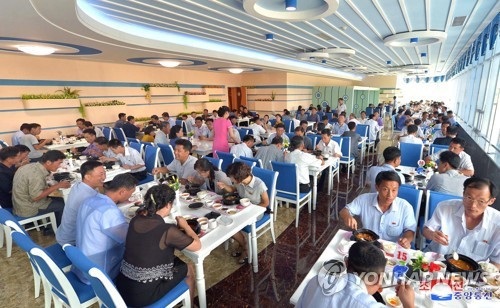 Tổng thống Hàn Quốc ăn tối cùng người dân Bình Nhưỡng - 2
Các thực khách dùng bữa tại nhà hàng hải sản Taedonggang ở thủ đô Bình Nhưỡng. (Ảnh: Yonhap)