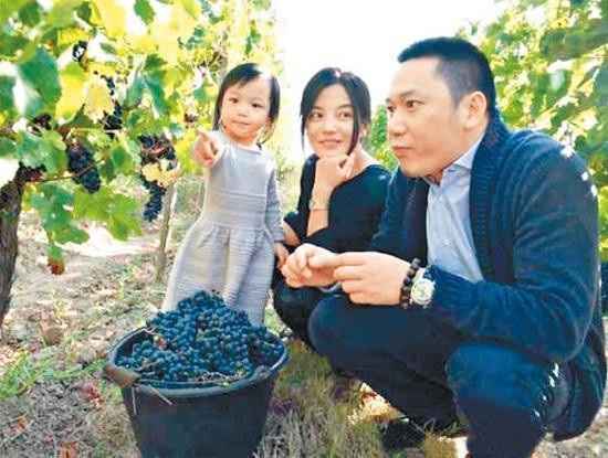 Triệu Vy khoe dáng trong biệt thự tuyệt đẹp tại Pháp - 3
Vợ chồng Triệu Vy từng khoe ảnh cả gia đình tại biệt thự tại Pháp này vào năm 2012 khi hai vợ chồng cô mới bỏ tiền mua. Én nhỏ thổ lộ, cô là người đam mê những ly vang ngọt ngào và ấm áp.