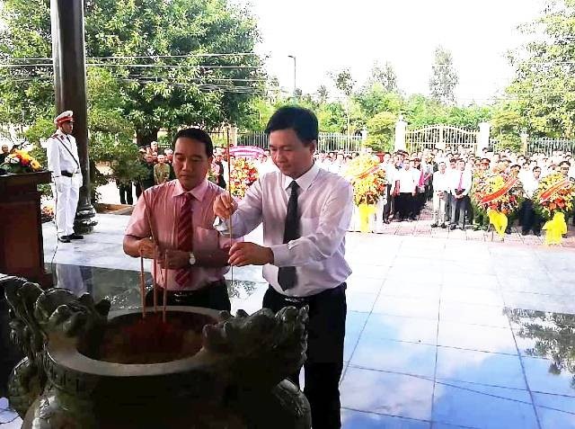 Tưởng nhớ 49 năm ngày mất Chủ tịch Hồ Chí Minh - 1 Dâng hương lên Chủ tịch Hồ Chí Minh.