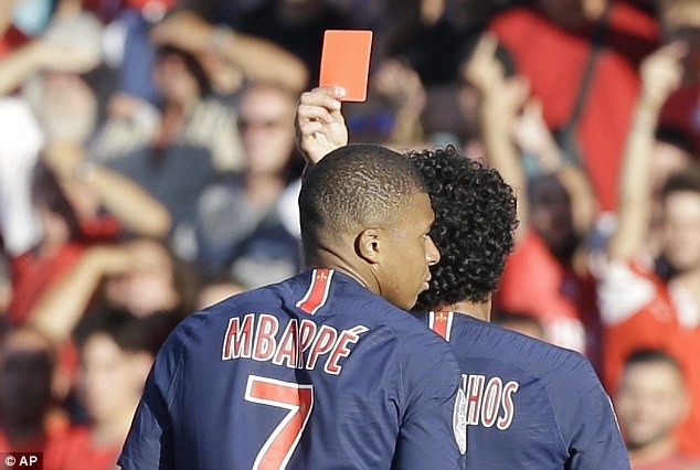 Mbappe bị đuổi, PSG giành chiến thắng trong cơn mưa bàn thắng - 2
Dù vậy, Mbappe đã bị đuổi ở cuối trận