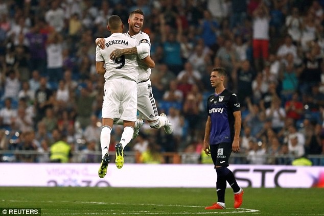 Bale và Benzema lập công, Real Madrid tiếp tục dẫn đầu La Liga - 8
Niềm vui của Benzema và Sergio Ramos