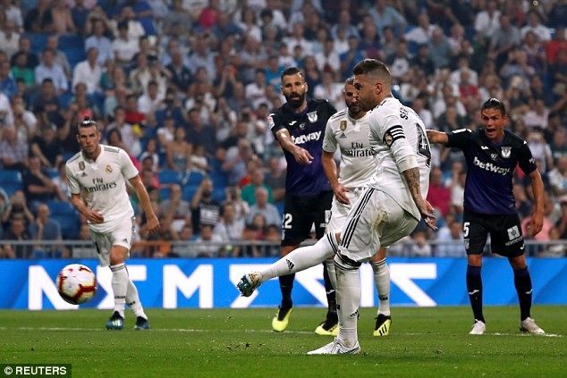 Bale và Benzema lập công, Real Madrid tiếp tục dẫn đầu La Liga - 5
Sergio Ramos ấn định chiến thắng 4-1 trên chấm phạt đền