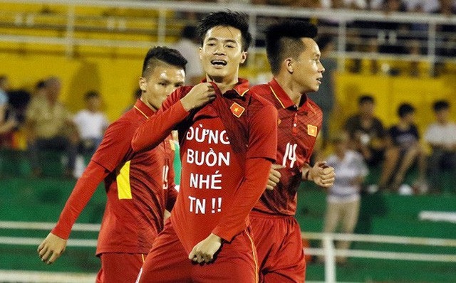 Bạn gái xinh như mộng của những “người hùng” U23 và “đại gia ngầm” của Vbiz - 1 Tuần qua, danh tính bạn gái của chàng tuyển thủ tóc bạch kim Văn Toàn được dân mạng lùng sục. Bởi, trước đó, trong cuộc giao lưu với người hâm mộ, Văn Toàn bất ngờ chia sẻ: Tôi đã có người yêu rồi.