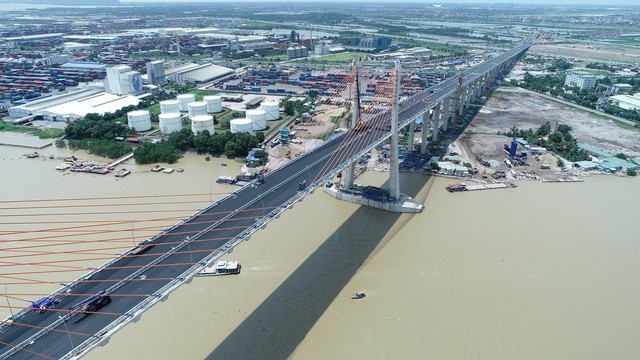 Biển người trong chiến thắng và sự hân hoan với cây cầu “3 chữ H” - 6
Ngày 1/9, cầu Bạch Đằng và cao tốc Hạ Long – Hải Phòng chính thức thông xe sau nhiều năm thi công. Cầu Bạch Đằng có hình 3 chữ H, thể hiện sự kết nối chặt chẽ giữa ba trung tâm kinh tế phía Bắc là Hà Nội - Hải Phòng - Hạ Long. Tuyến cao tốc Hạ Long - Hải Phòng có tổng mức đầu tư hơn 13 nghìn tỉ đồng, bao gồm 2 dự án cầu và đường. Sau khi thônng xe, từ Hạ Long đi Hà Nội được rút ngắn rút xuống chỉ 1 tiếng 30 phút thay vì 3 đến 4 tiếng như trước đây. (Ảnh: An Nhiên)