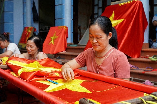 Biển người trong chiến thắng và sự hân hoan với cây cầu “3 chữ H” - 1
Bàn tay tài hoa của những người thợ thủ công thêu cờ đỏ sao vàng ở làng Từ Vân (xã Lê Lợi, Thường Tín, Hà Nội) đã làm ra hàng trăm nghìn lá cờ những năm qua