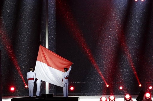 Lễ bế mạc Asiad 18: Bữa tiệc âm nhạc rộn ràng - 24
Cử hành quốc kỳ Indonesia ở buỗi đầu của lễ bế mạc