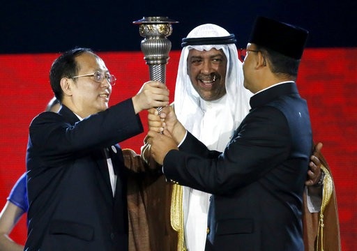 Lễ bế mạc Asiad 18: Bữa tiệc âm nhạc rộn ràng - 12
Ngọn đuốc Asiad được trao cho đại diện của Ủy ban Olympic Trung Quốc, nước chủ nhà của Asiad 2022